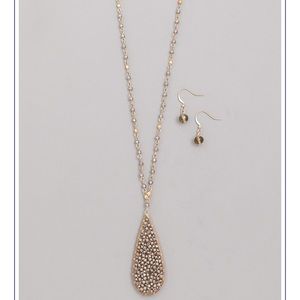 NWT Beaded Teardrop Necklace and Earrings Set
